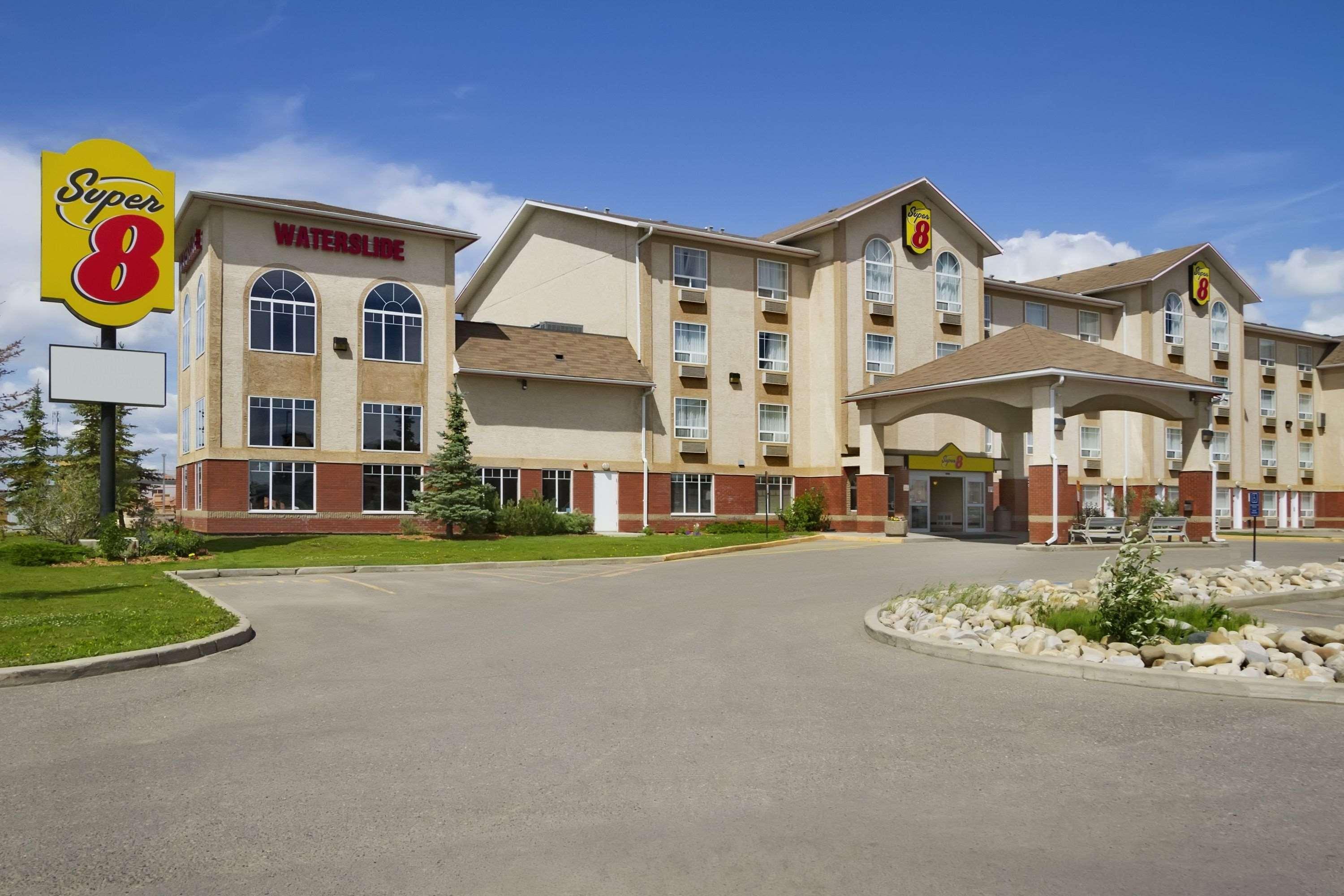 Super 8 By Wyndham Fort St. John Bc Exterior photo